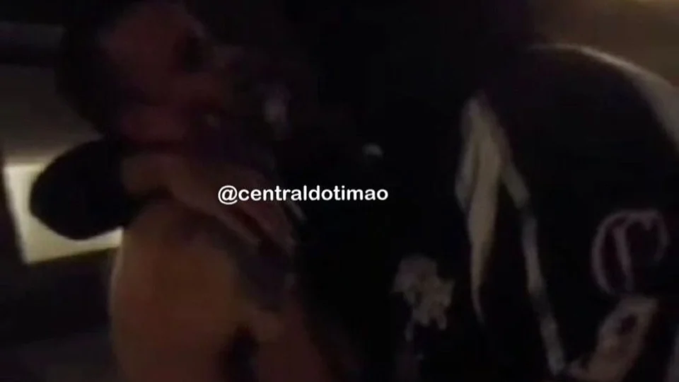 VÍDEO: jogador do Corinthians é agredido por torcedores dentro de motel em SP