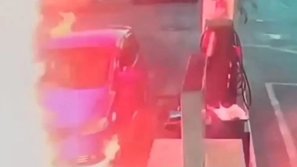 VÍDEO: câmeras registram explosão de carro em posto de gasolina no RN