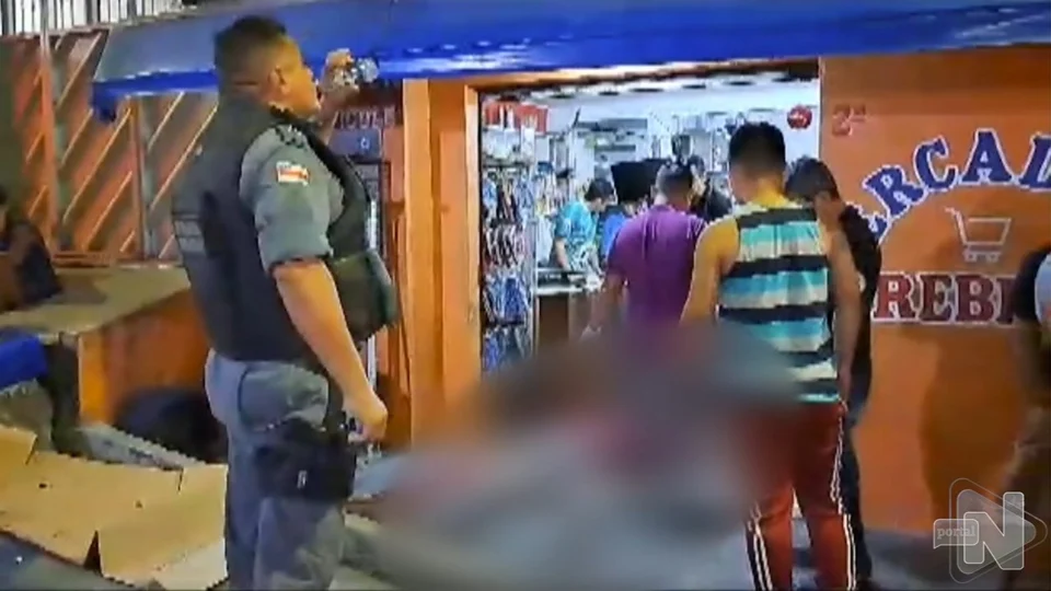 VÍDEO: homem é morto com 15 tiros em frente de mercadinho em Manaus