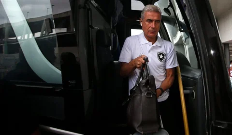 Traição? Jogadores do Botafogo deixam de seguir Luís Castro nas redes sociais