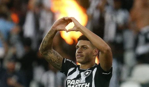 Líder isolado: Botafogo domina o Vasco e vence o clássico por 2 a 0