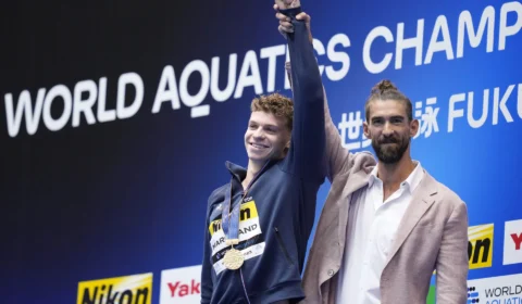 Francês quebra recorde mundial nos 400m medley na presença de Phelps