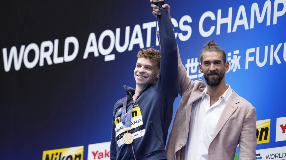 Francês quebra recorde mundial nos 400m medley na presença de Phelps