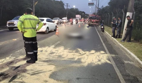 VÍDEO: motociclista cai na pista e morre atropelado por caminhão em Manaus