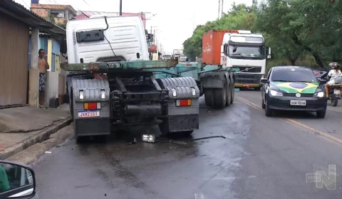 VÍDEO: motorista é arremessado para fora de veículo após acidente em Manaus