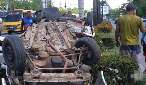 VÍDEO: motorista perde o controle de veículo e capota em avenida de Manaus