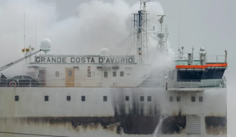 Navio pega fogo com 1,2 mil carros e mata dois bombeiros nos EUA