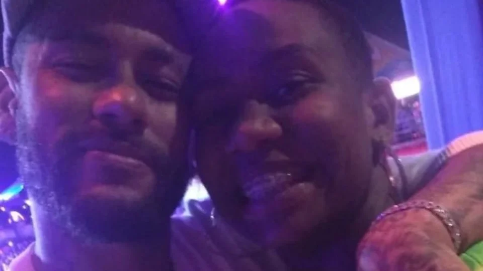 Mulher é demitida por dança com Neymar em horário de expediente