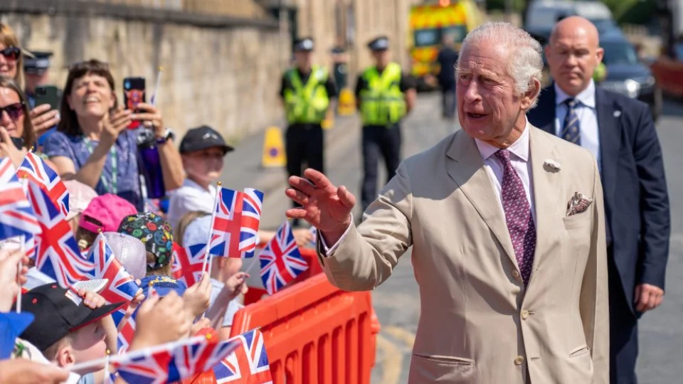 Nudismo: rei Charles III volta a liberar ‘naturismo’ na praia de Fraisthorpe