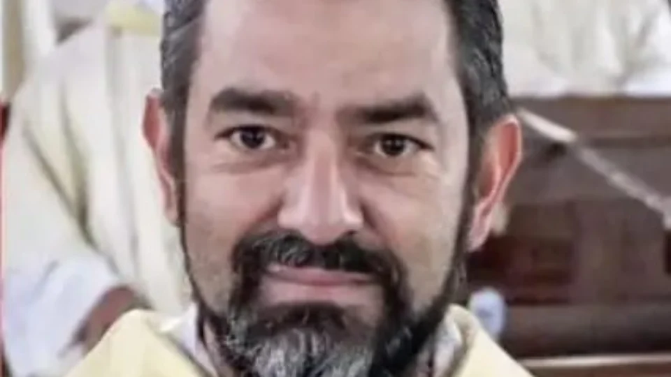 Apaixonada por padre, mulher invade igreja com arma airsoft e assusta fiéis no PR