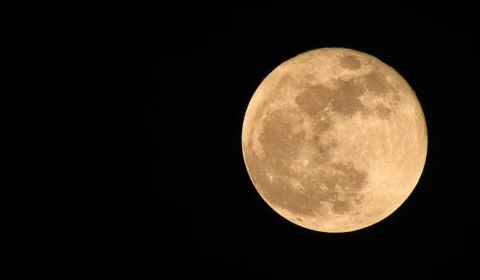 Primeira ‘superlua’ de 2023 aparece no céu noturno desta segunda-feira, 3