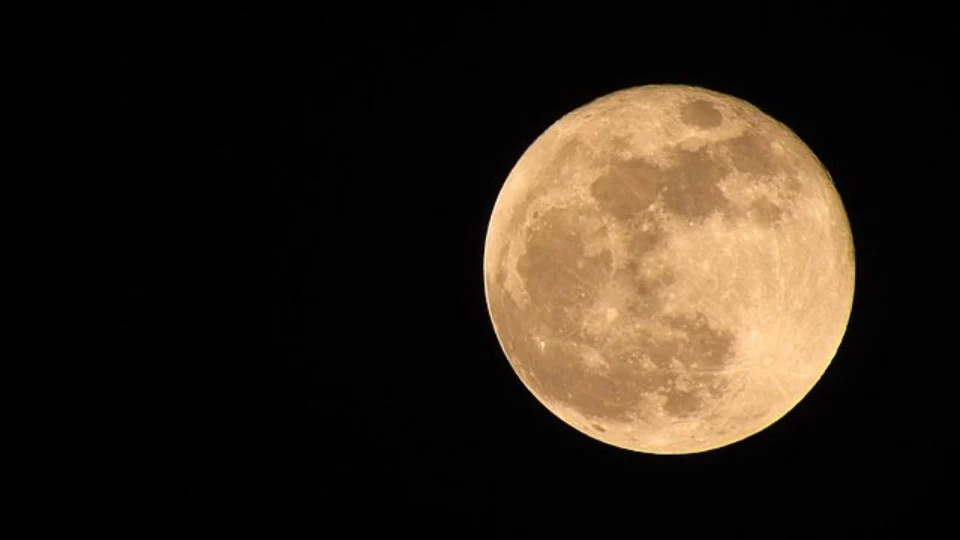 Primeira ‘superlua’ de 2023 aparece no céu noturno desta segunda-feira, 3