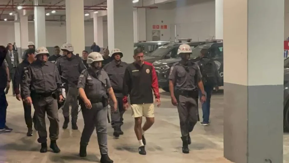 Preparador físico do Universitario-PER é preso acusado de racismo