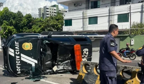 Viatura policial capota com agentes e detentos dentro em Manaus