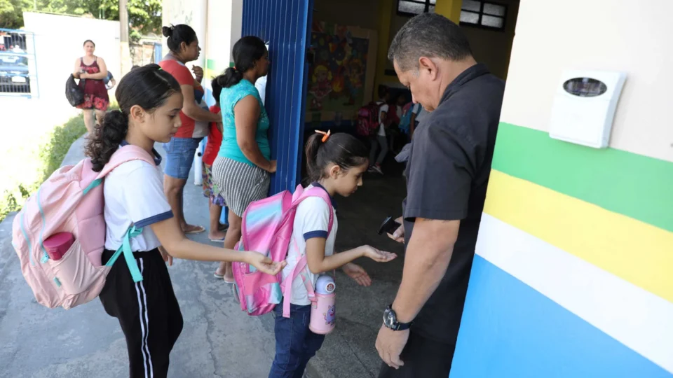 Alunos da rede pública retornam às aulas após recesso escolar no AM