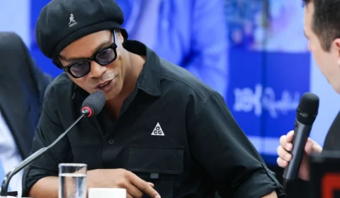 Em depoimento à CPI, Ronaldinho diz ser vítima e decide ficar em silêncio