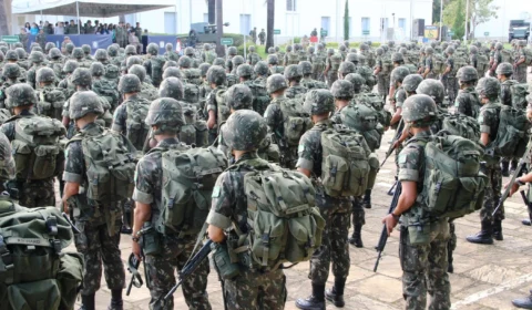 Em cenário conturbado, comandante do Exército tenta fortalecer a instituição