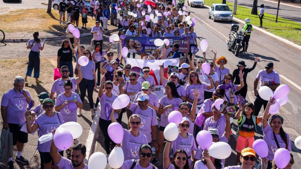 TO: caminhada reúne mais de 300 pessoas em combate a violência às mulheres