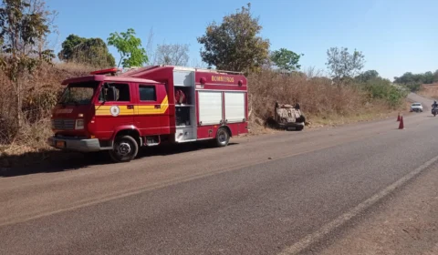 Homem com sinais de embriaguez fica ferido após capotar carro na TO-444