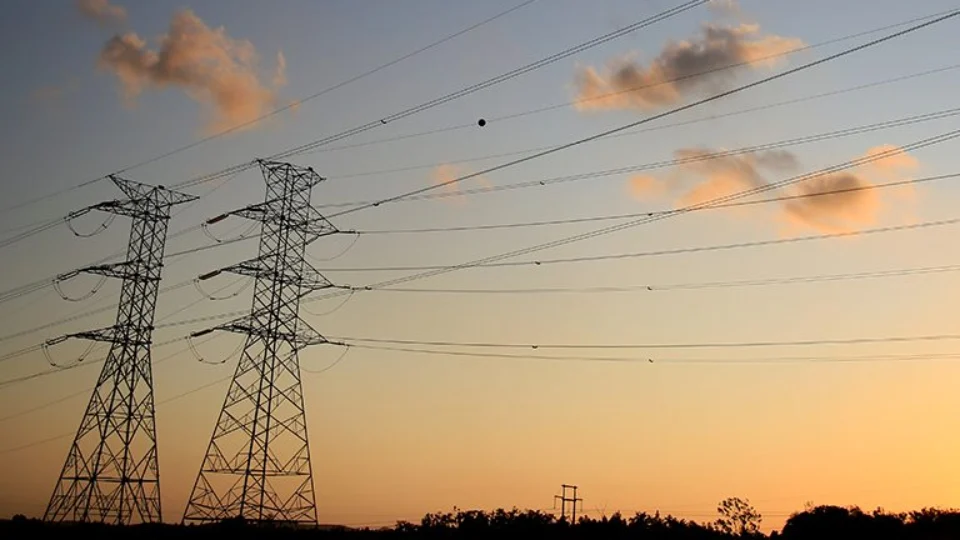 Apagão: ‘tínhamos que cortar energia trafegando na rede’, diz diretor do ONS