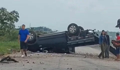 Motorista capota e colide van com caminhonete na BR-364 no Acre
