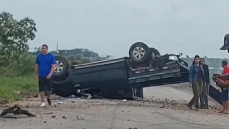 Motorista capota e colide van com caminhonete na BR-364 no Acre