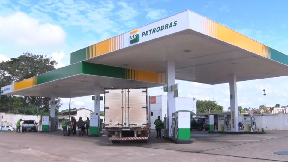 Acre tem gasolina comum mais cara do país; média é de R$ 6,35 o litro