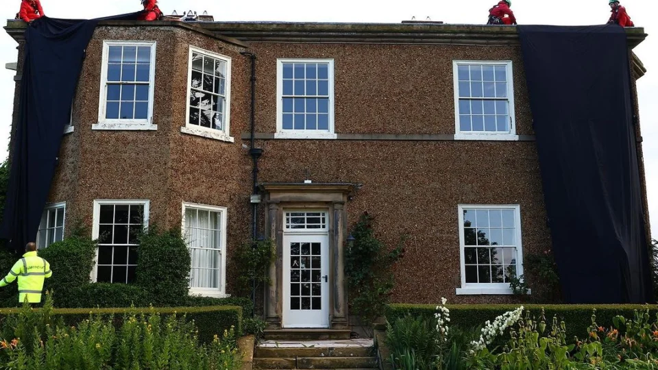 Ativistas do Greenpeace protestam na residência do primeiro-ministro britânico