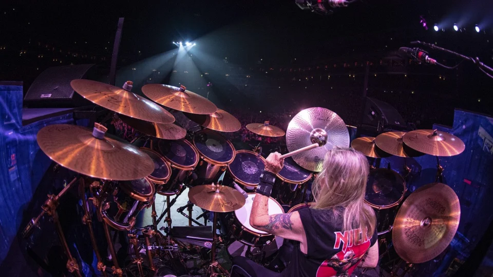 Baterista do Iron Maiden revela AVC que paralisou lado direito do corpo