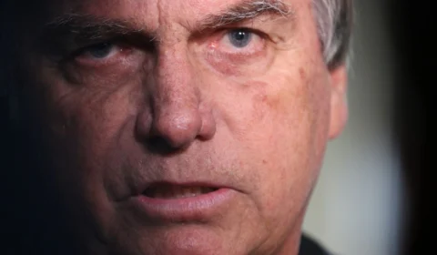 Bolsonaro diz que apagou canal no WhatsApp com 81 mil seguidores por ‘engano’