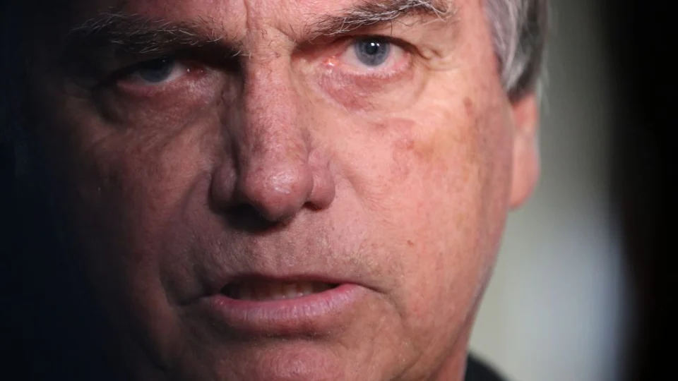 Bolsonaro diz que apagou canal no WhatsApp com 81 mil seguidores por ‘engano’