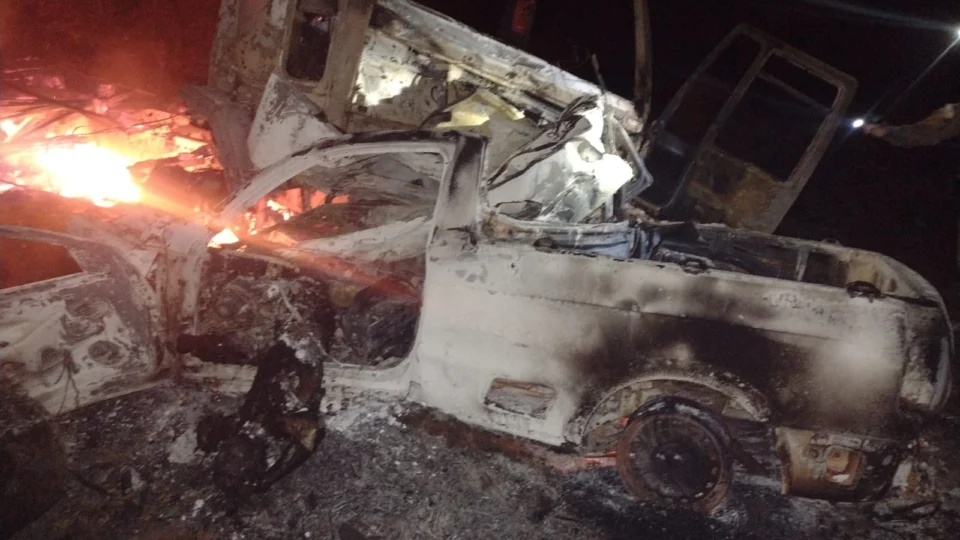 Homem morre carbonizado após colisão de carro com caminhão em Araguaína-TO