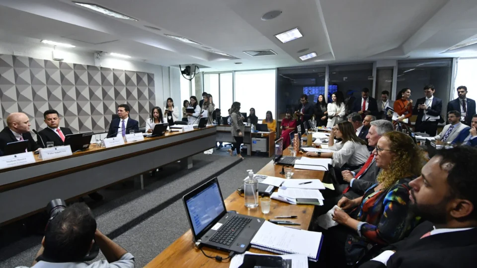 CPMI do 8 de janeiro deve quebrar sigilos de Cid, Valdemar e Zambelli