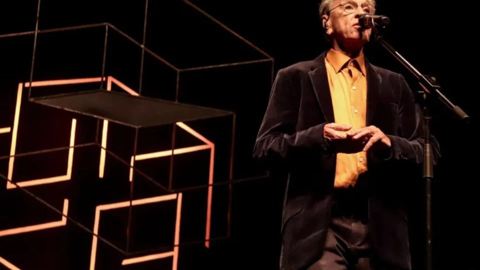 Caetano Veloso adia shows por gripe forte e febre alta