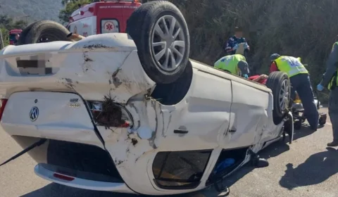 Motorista tenta matar aranha, perde controle do carro e capota em SC