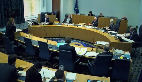 Enfermeira britânica tem prisão perpétua após assassinar sete bebês