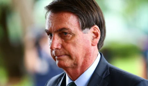 Bolsonaro vai depor sobre as joias; fake news é adiado