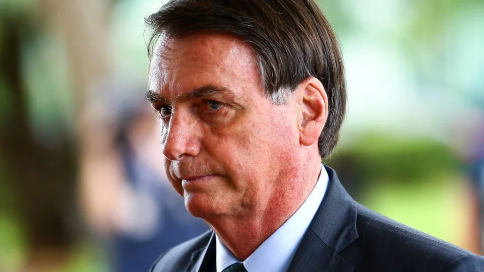 Bolsonaro vai depor sobre as joias; fake news é adiado