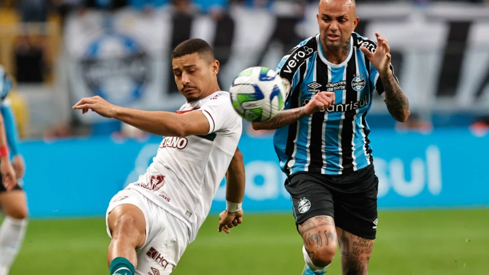Brasileirão: Grêmio vence Fluminense de virada em duelo direto do G4 da Série A