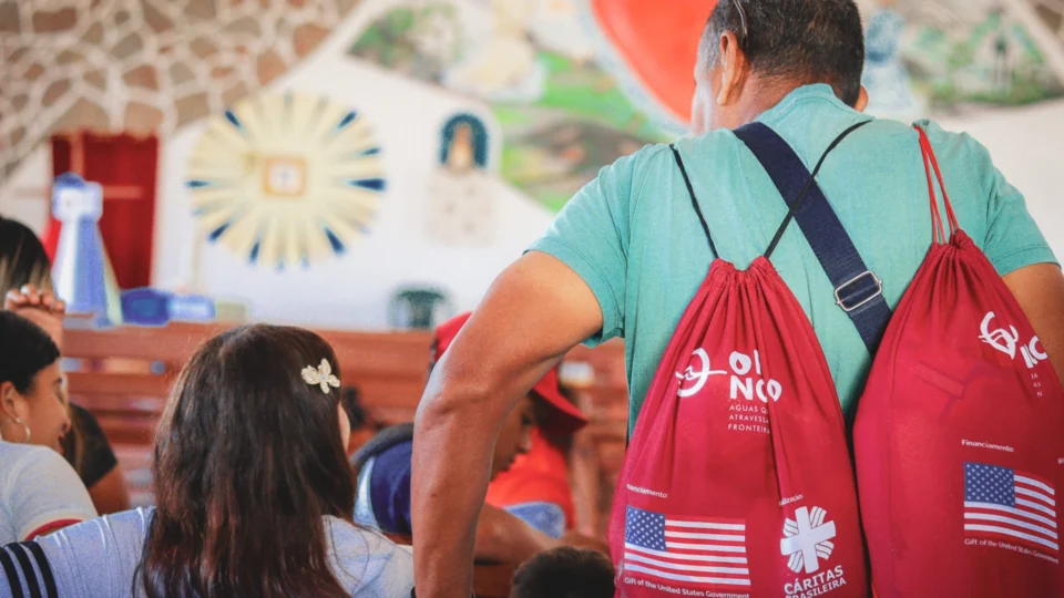 Migrantes e refugiados recebem kits de higiene e orientações de cidadania em Pacaraima-RR