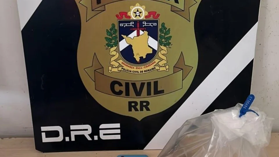 Homem tenta engolir trouxinha ao ser flagrado vendendo droga em Boa Vista