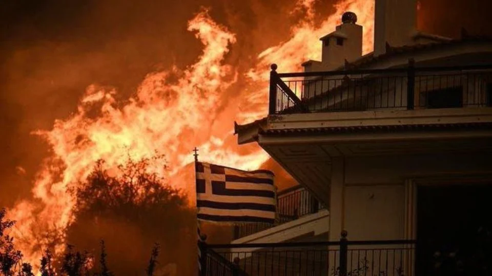 Incêndios na Grécia são os maiores da história da UE, afirma Comissão