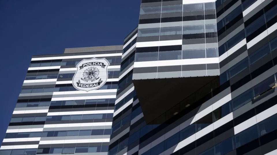 Indícios vistos pela PF indicam que auxiliares de Bolsonaro mentiram sobre joias