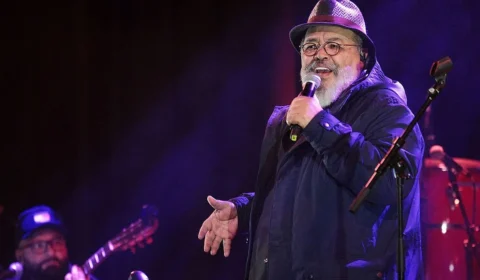 Tratando câncer, Jorge Aragão chora e diz que batalha para viver e compor