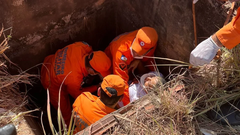 Mulheres ficam feridas após moto cair em bueiro de 2,5m na TO-010