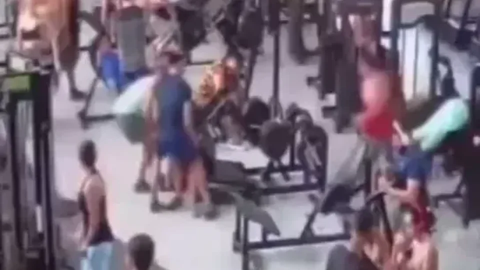 VÍDEO: aparelho de musculação cai sobre aluno em academia no interior do Ceará; imagem forte