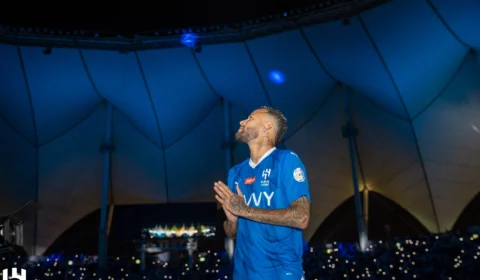 Neymar é apresentado na Arábia em estádio lotado: ‘fazer história e ganhar muito’