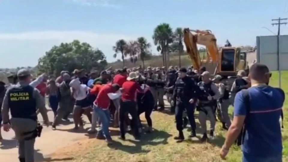 Ocupantes de invasão resistem à reintegração de posse em Rio Branco