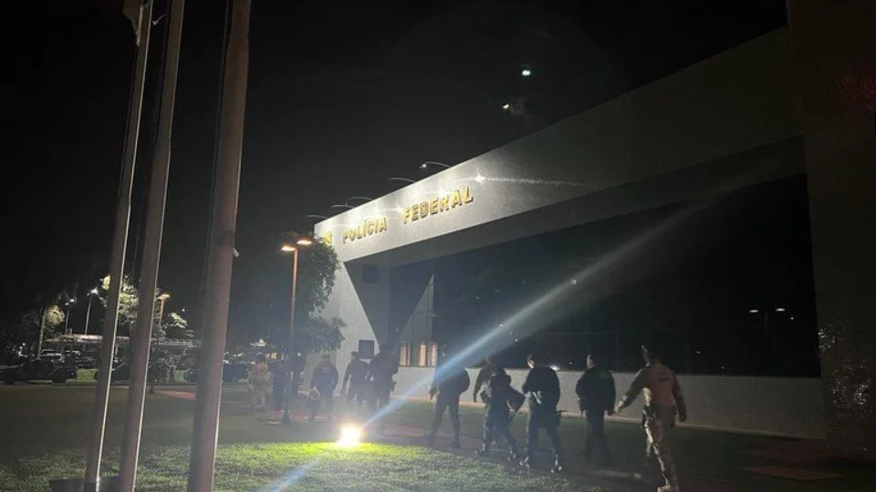 Policiais rodoviários suspeitos de desviarem mercadorias são presos no PR