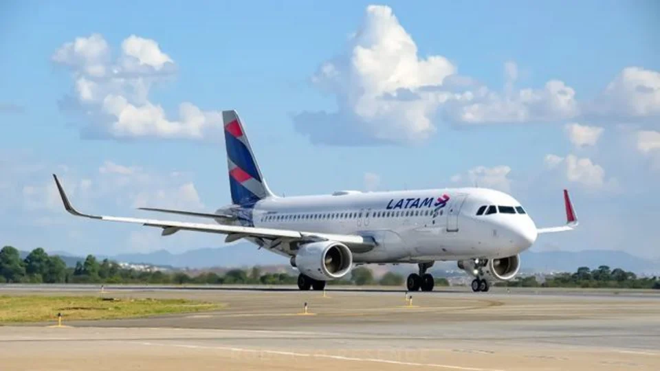 Piloto da Latam passa mal durante voo e morre após pouso de emergência